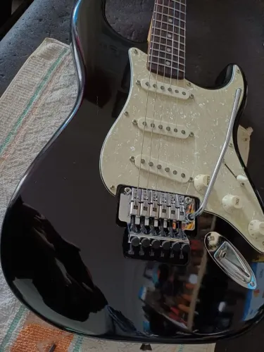 Guitarra Squier strato MODIFICADA. Tex Mex, Floyd Rose Gotoh