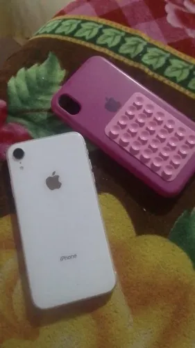 iPhone XR branco 128giga