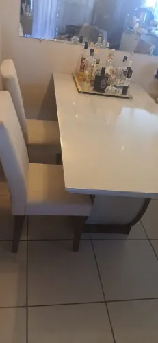 Mesa de Jantar bege Moderna + 2 Cadeiras | Ótimo Estado