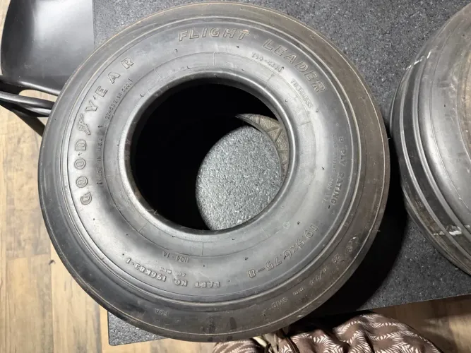 Pneus Goodyear 19.5x6.75-8
