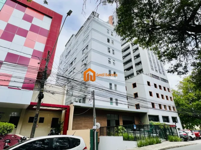Uma planta generosa, um prédio renovado e uma localização incomparável.