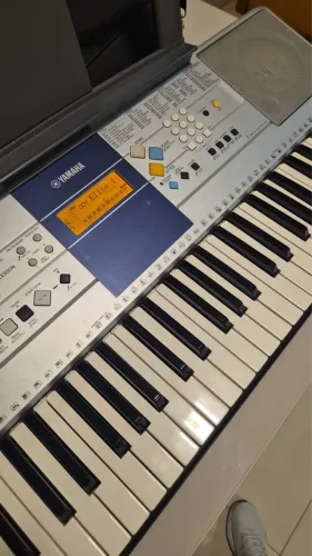 Teclado Yamaha com capa 
