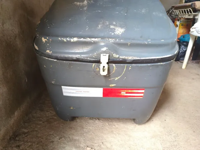 Vendo baú grande já com bagageiro 