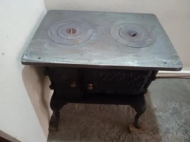 Vende fogão a lenha ferro fundido, ótimo estado, chapa 50× 70, marca Venâncio