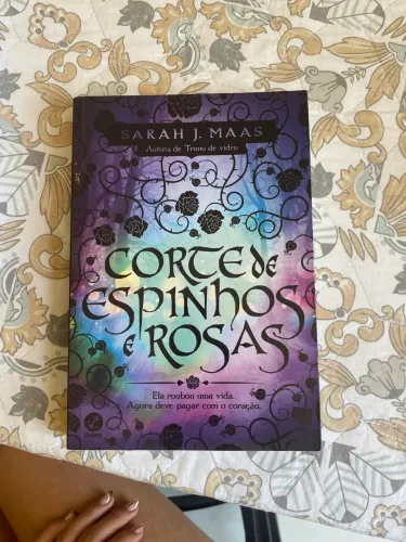 livro -Corce de espinhos e rosas