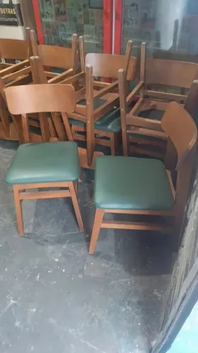 Jogo de mesa com duas cadeiras cada