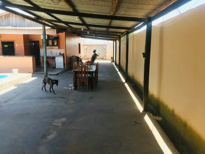 Vendo excelente casa com ampla área de laser