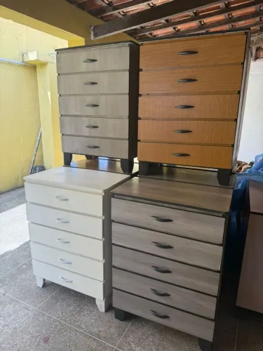 Cômoda roupeiro de 5 gavetas de madeira com MDF.