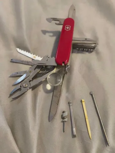 Canivete Victorinox Swiss Champ. Precisa apenas de uma limpeza.