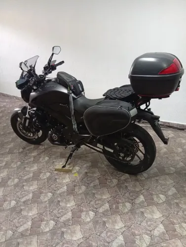 Dominar 400 2025 com 9.560 km.
