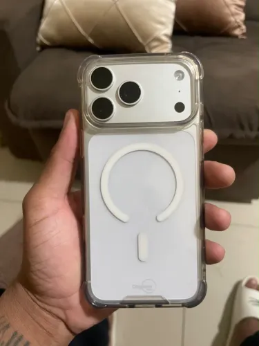 Vendo iPhone 17 pro Max na cor silver , 512GB bateria 100%. Apenas 3 semanas de uso