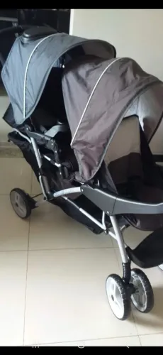 Carrinho de Bebê Duplo 