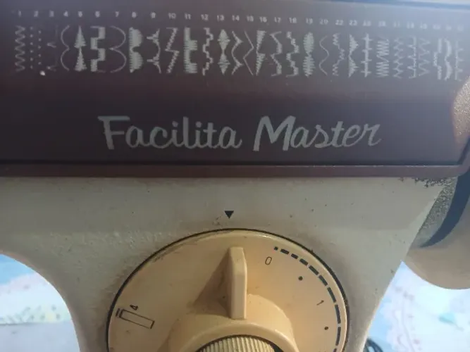 MAQUINA DE COSTURA SINGER, COM PEQUENO DEFEITONA AGULHA