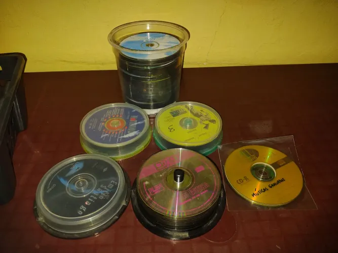 Lote CDs originais e de caixas acrílicas vazias, com ou sem encarte, Lote mínimo 100u.