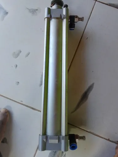 Vendo 2 cilindro pneumático com com o regulador de pressão zero não fui usado!