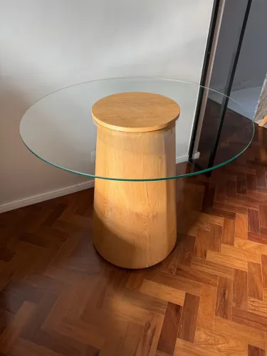 Mesa com tampo de vidro 