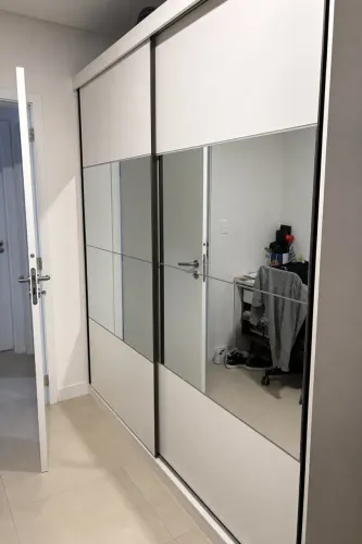 Roupeiro / guarda-roupa de casal com espelho alto padrão