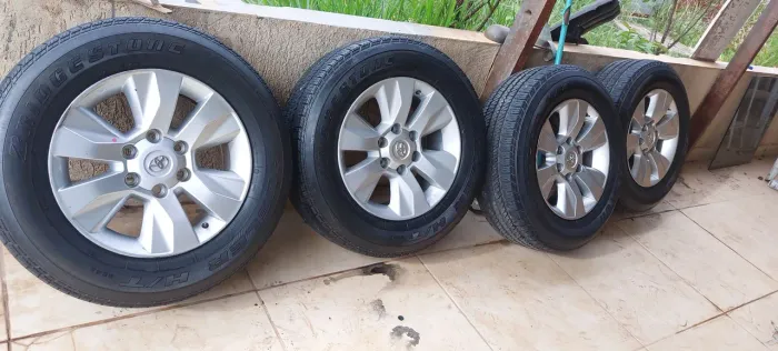 Jogo de roda hilux com pneus bridgeston 245 65 17 em ótimo estado.