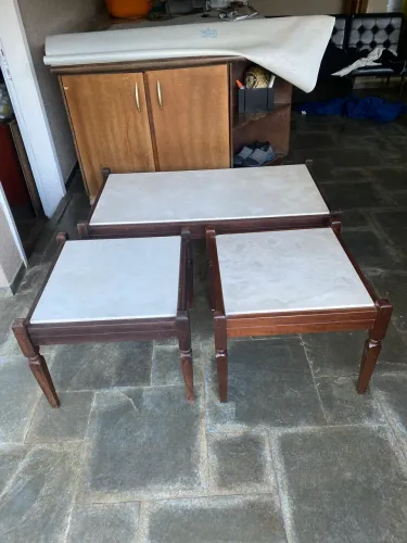 Conjunto de mesas Imbuia com mármore