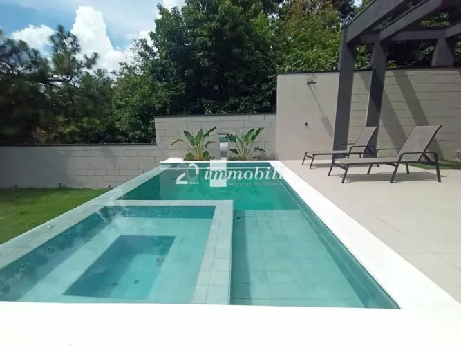 Casa à venda em Cotia, Granja Viana, com 3 suítes, com 193.3 m², Gramado