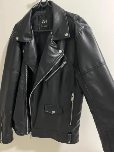 Jaqueta biker Zara em couro sintético 