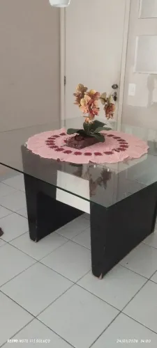 Mesa de jantar sem as cadeiras 