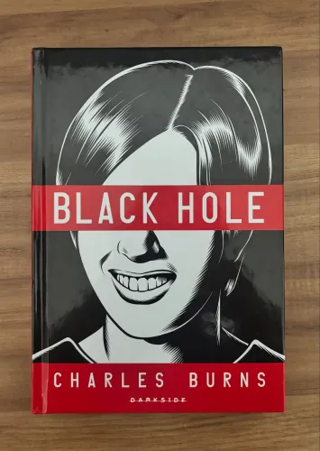 Livro HQ Black Hole (Darkside)
