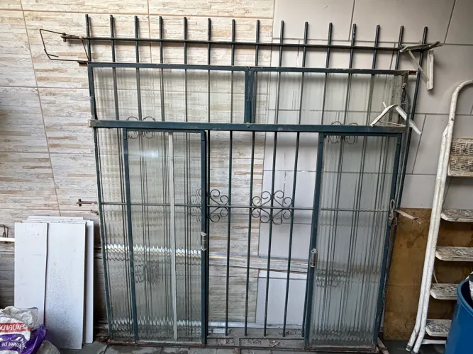 Vendo janelão de ferro usada 