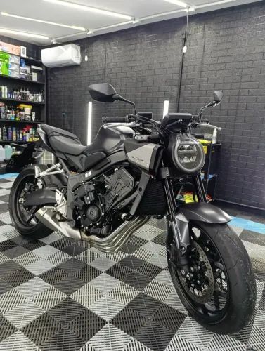 VENDO CB650R 2026 E-Cluch baixa Km estado de zero? abaixo fipe