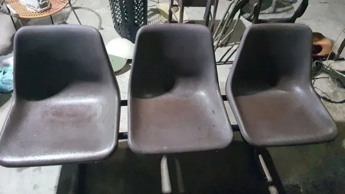 Três cadeiras de plásticos juntas não aceito oferta