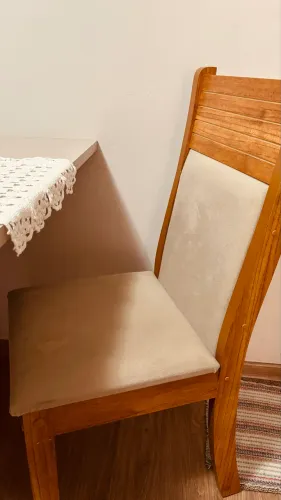 Mesa com 4 cadeiras.
