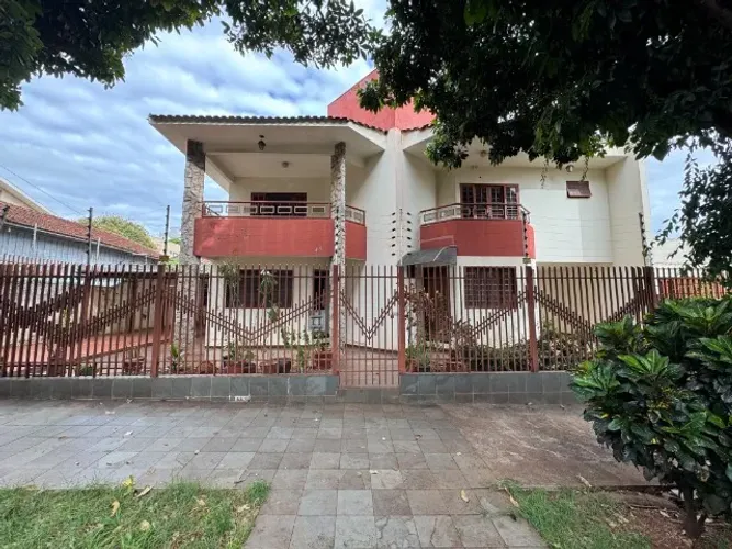 Sobrado à venda em Maringá! Localização incrível, no coração da Zona 07. Oportunidade