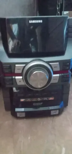 Som da Samsung semi novo, pequeno problema em curto vendendo barato 300 reais