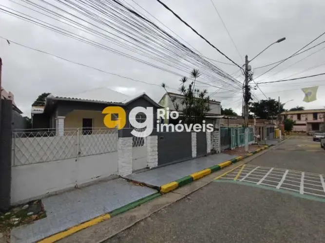 Casa de rua - / Residencial / Bento Ribeiro