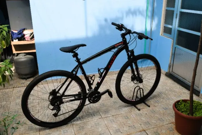 Bicicleta Caloi Mojav MTB 29 profissional com pouco uso preta e vermelha top de linha