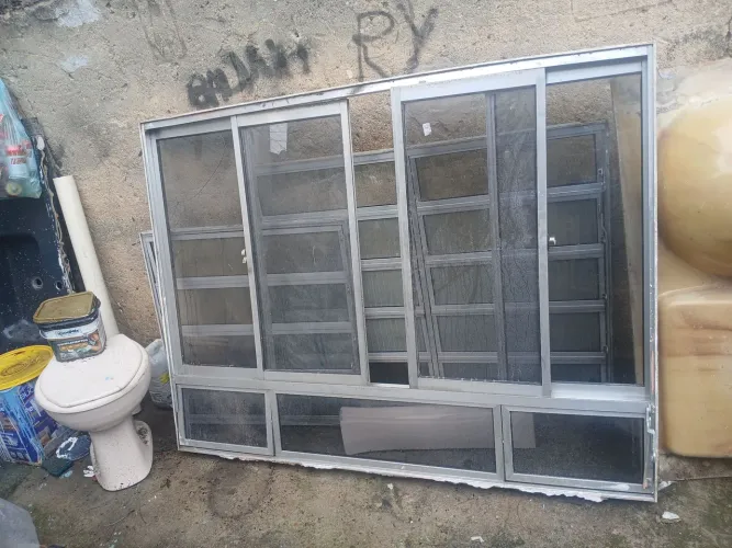 Janelas  de alumíni. Valor 300 reais para quem precisa 