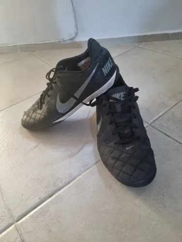 Chuteira nike preta, original, tamanho 41, pouca usada, em ótimo estado