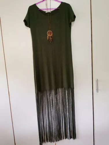Vestido franjado com colar