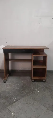 Mesa para Computador / Escrivaninha com Rodinhas e Prateleiras - Excelente Estado