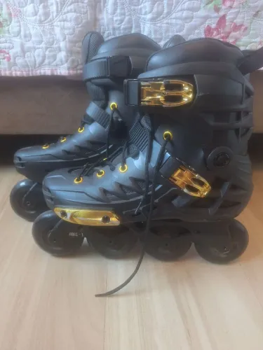 Patins In-Line Oxer (Tamanho 39) com Rolamentos Bonés Reds + Capacete