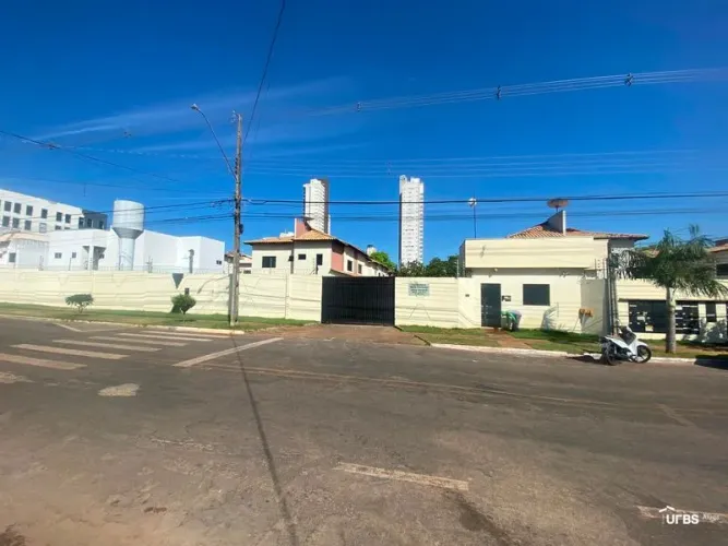 Sobrado, 180 m², 3 qts, 4 banh., 2 vagas, Plano Diretor Sul