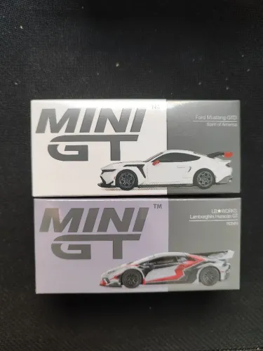 Mini GT -R$120,00 cada.