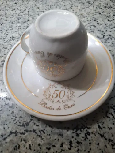 xicara com pires de porcelana Bodas de ouro