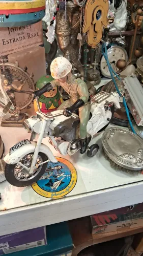 rara motocicleta de lata japonesa da marca bandai, com piloto de vinil.