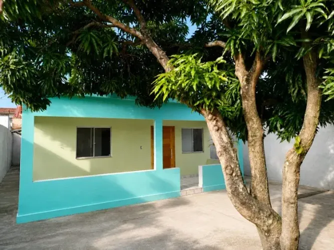 Vendo casa em Conceição da Barra, no bairro Cohab, de laje e 3 quartos.