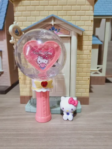 Lightstick e miniaturas Hello Kitty itens oficiais da Sanrio