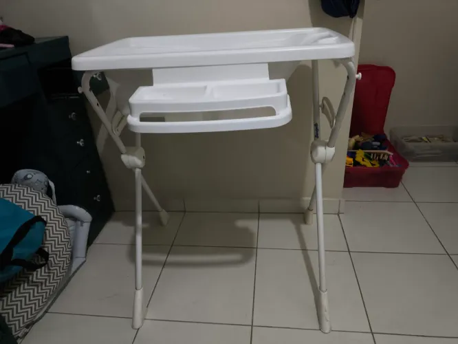 Banheira de bebê com suporte e porta produtos de higiene