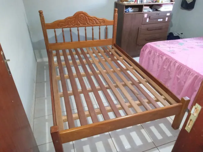 Cama de madeira maciça