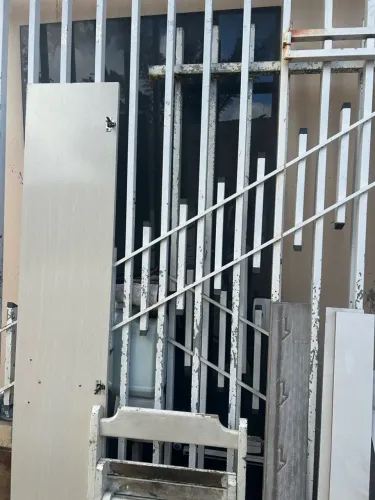 Vendo portão , uma janela de uma porta de vidro