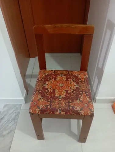 Cadeira de madeira e estofado em perfeito estado de conservação.